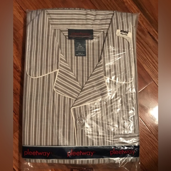 Men’s plus size pajama set. Button up top w/long sleeves & matching long pants - Picture 3 of 7